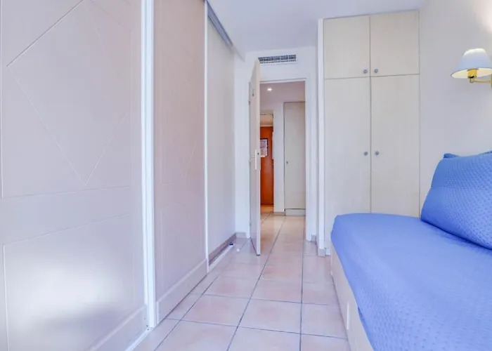 2 Pieces Plein Centre, Terrasse, Parking * Menton