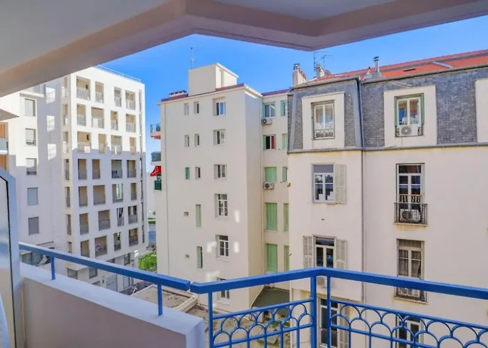 2 Pieces Plein Centre, Terrasse, Parking Menton